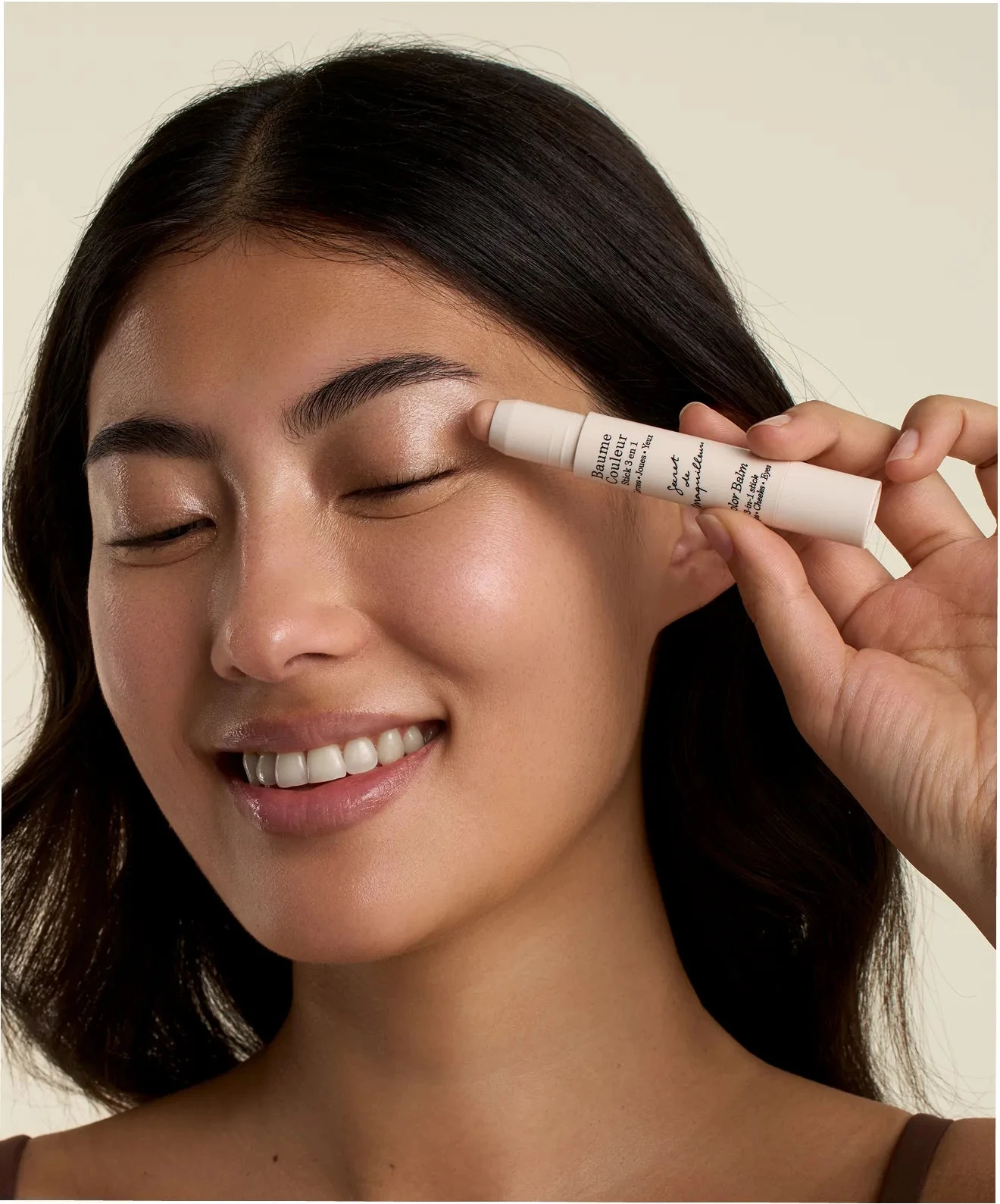 Aplicación de Baume Couleur Stick 3 en 1 Champagne de Embryolisse sobre el párpado