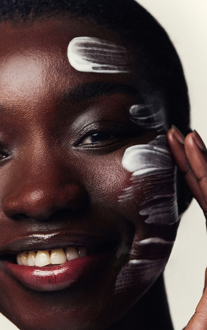 Aplicación de la Lait-Crème Concentré sobre el rostro