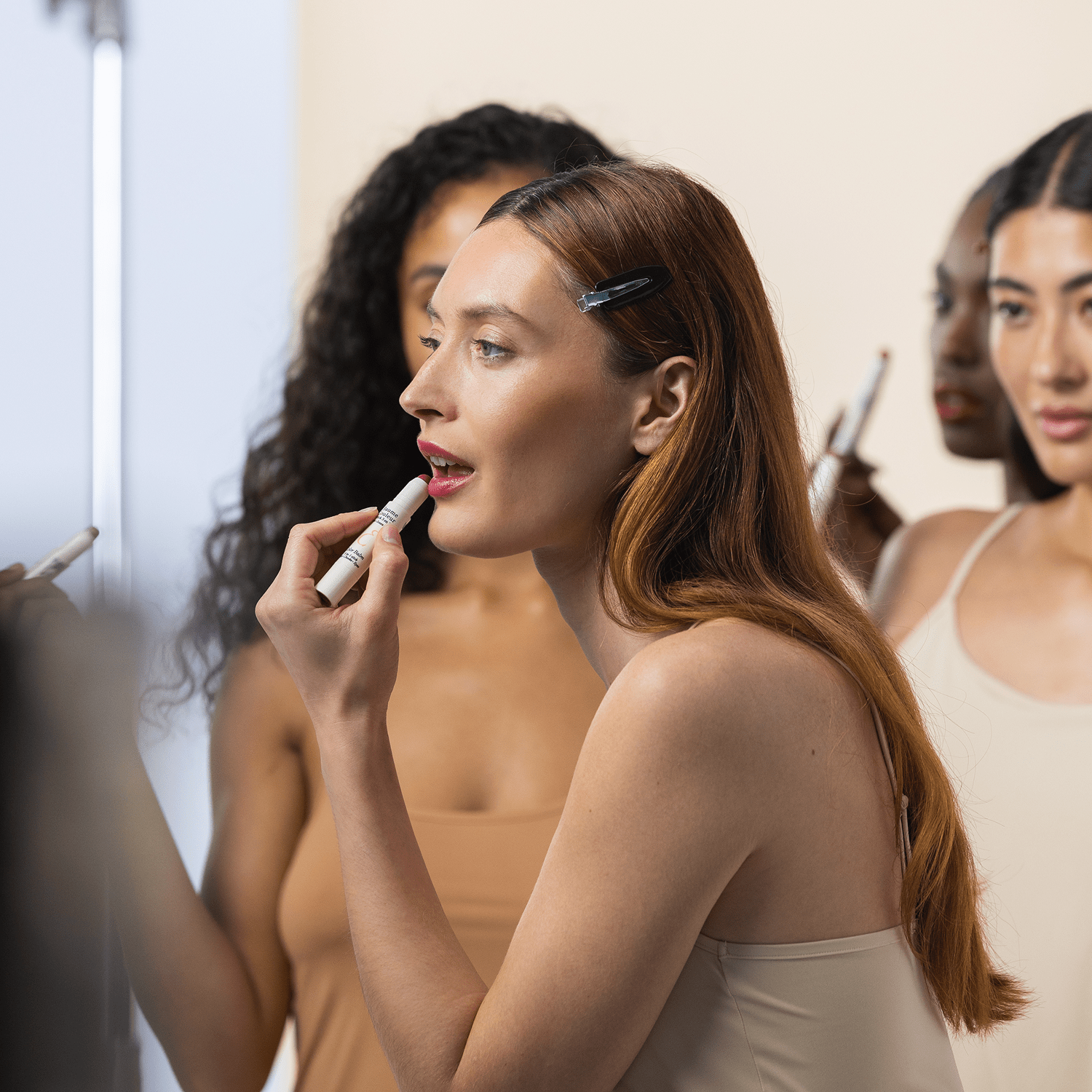 Maquilladores trabajando entre bastidores